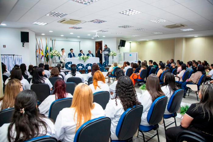 Prefeito e equipe participam da tradicional “cerimônia de passagem da lâmpada” do curso de enfermagem