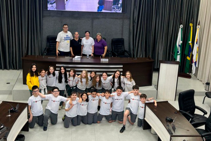Alunos da Escola Evolução exploram Câmara de Apucarana e participam de atividade divertida