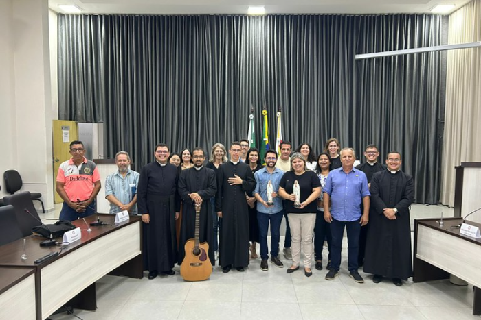 Missionários fazem oração para vereadores e servidores