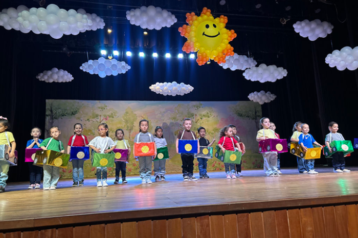 CMEIs encantam o público com espetáculo musical no Cine Teatro Fênix